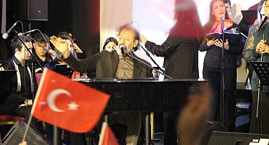 Yücel Arzen Hacıoğulları Amasya'da öğrencilerle sahne aldı