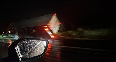 Yüksek gerelim hattı inşaata devrildi