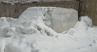 Yüksekova 'Buz Devri'ni yaşıyor: Araçlara brandalı koruma, çatılarda dev sarkıtlar