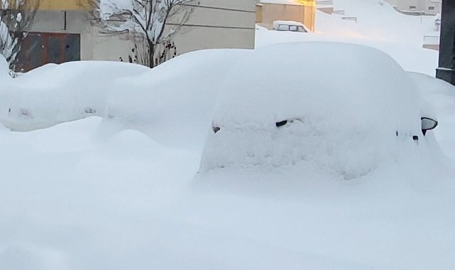 Yüksekova kara gömüldü: Kar kalınlığı yarım metreyi geçti