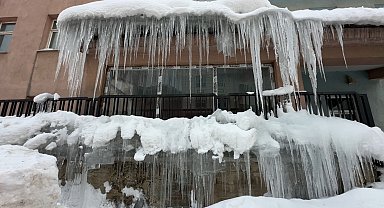 Yüksekova'da 3 metrelik buz sarkıtları oluştu