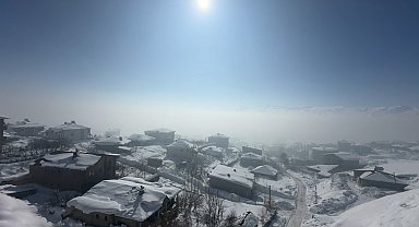 Yüksekova'da buz sarkıtları 3 metreyi aştı