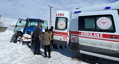 Yüksekova'da film sahnelerini aratmayan görüntüler: Hastayı kurtarmak için traktörle seferber oldular