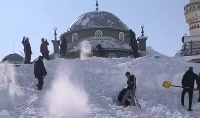 Yüksekova'da kar altında kalan cami ve evler imece usulü temizlendi