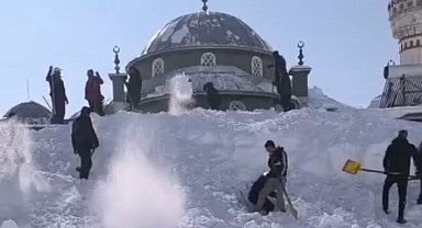 Yüksekova'da kar altında kalan cami ve evler imece usulü temizlendi