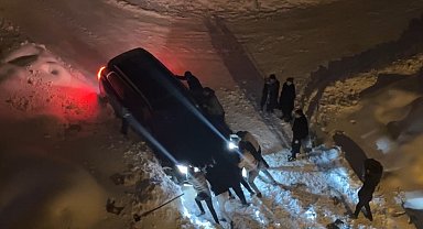 Yüksekova'da kar esareti: Kara saplanan araçlar imece usulü kurtarıldı