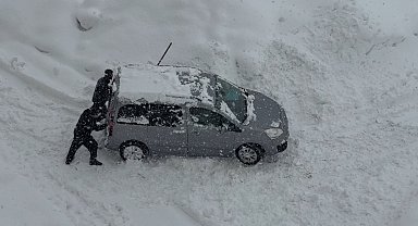 Yüksekova'da kar esareti