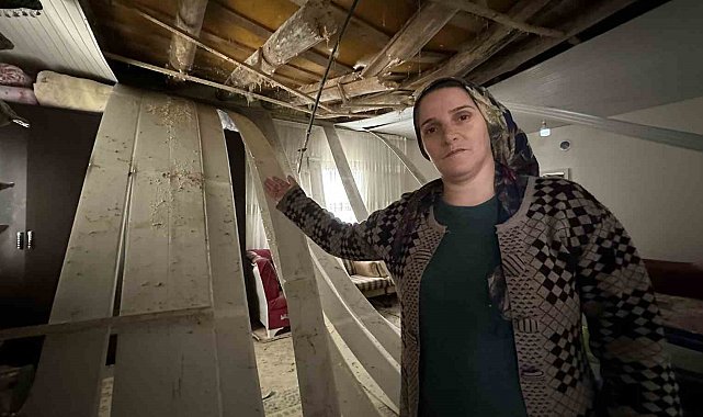 Yüksekova'da karın ağırlığına dayanamayan evin tavanı çöktü
