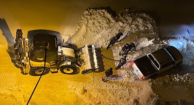 Yüksekova'da kurtarma operasyonu: İnsan gücü yetmeyince belediye yetişti