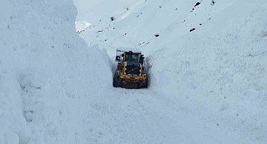 Yüksekova'da mezra yoluna düşen çığ temizlendi