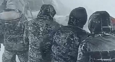 Yüksekova'da taziyeye gidenler fırtınaya yakalandı