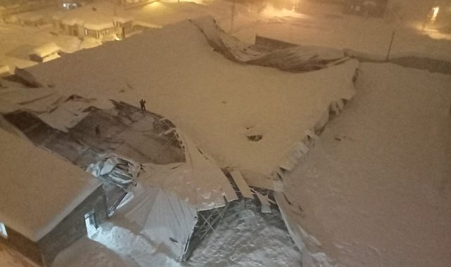 Yüksekova'da yoğun kar nedeniyle halı sahanın çatısı çöktü