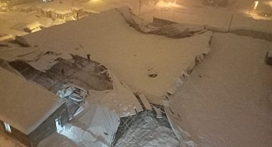 Yüksekova'da yoğun kar nedeniyle halı sahanın çatısı çöktü
