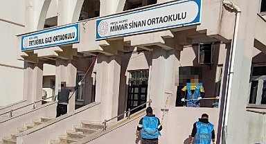 Yükümlüler, Mersin'de okulları temizleyip boyadı