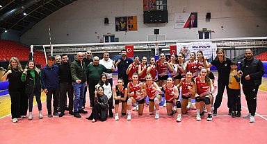 Yunusemre Belediyespor'un sultanları ligde kaldı