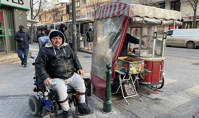 Yüzde 76 engeli olmasına ekmek parasını kazanmak için eksi 17 derecede simit satıyor