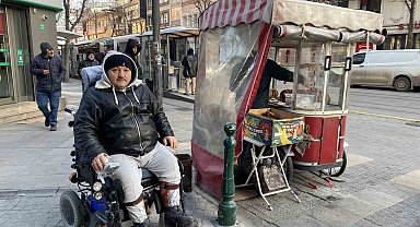 Yüzde 76 engeli olmasına ekmek parasını kazanmak için eksi 17 derecede simit satıyor