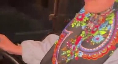 Zana Öğretmen kepçeyle okulunun bahçesini kendisi temizledi