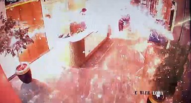 Zeytinburnu'ndaki lüks siteye getirilen kargo paketinin bomba gibi patladığı anların görüntüleri çıktı