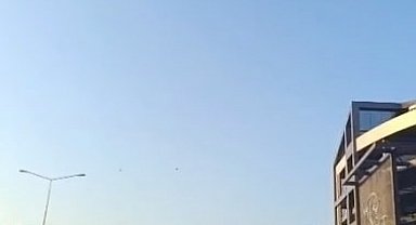 Zincirleme trafik kazası aracın güvenlik kamerasına yansıdı