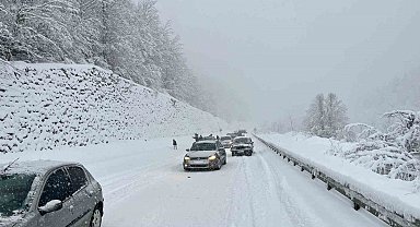 Zonguldak'ta yoğun kar mesaisi, 61 köy yolunda çalışma sürüyor