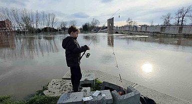 11 yaşındaki çocuk, taşkın bölgesine balık tutmaya geldi