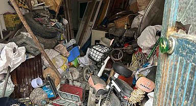 20 kamyon dolusu çöpü 25 yılda evinde biriktirmiş