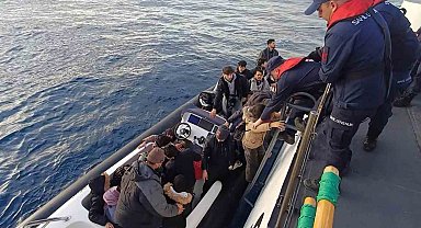 25 düzensiz göçmen ve 2 göçmen kaçakçılığı şüphelisi yakalandı