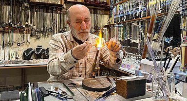 25 yıldır camlara üfleyerek şekil veriyor
