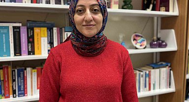 28 Şubatta başörtüsü yasağı nedeni ile Kıbrıs'a gidip üniversite okudu, bugün üniversitede ders veriyor