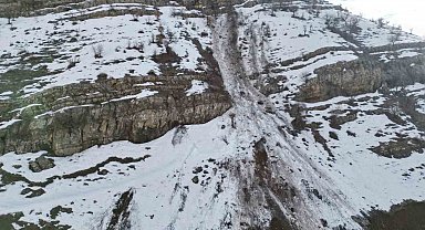30 keçinin telef olduğu kayaların düştüğü bölge gündüz görüntülendi