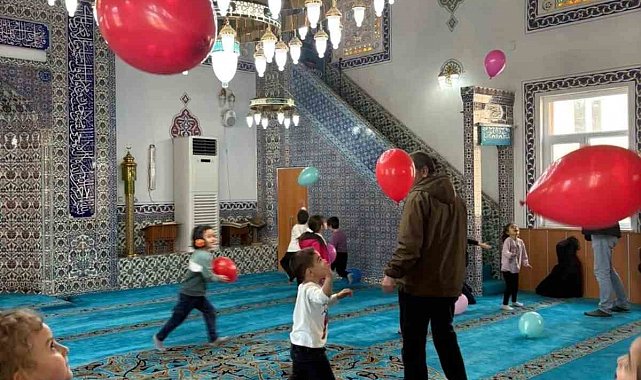 'Maarifin Kalbinde Ramazan' etkinliğinde minikler camiye götürüldü