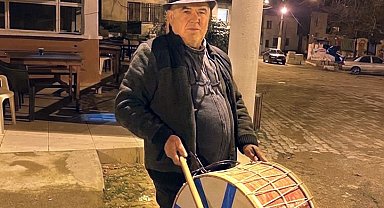 'Şapkalı muhtar' yine şapka çıkarttı: Davulcu bulamayan muhtar kendisi çalmaya başladı