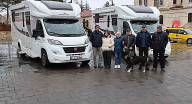 50 yıllık memleket hasretlerini karavanla gideriyorlar