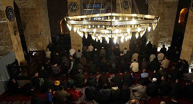 6 asırlık tarihi camide Berat Kandili'nde eller semaya açıldı