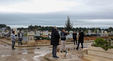 6 Şubat depreminde hayatını kaybeden Antalyalı vatandaşlar mezarı başında anıldı