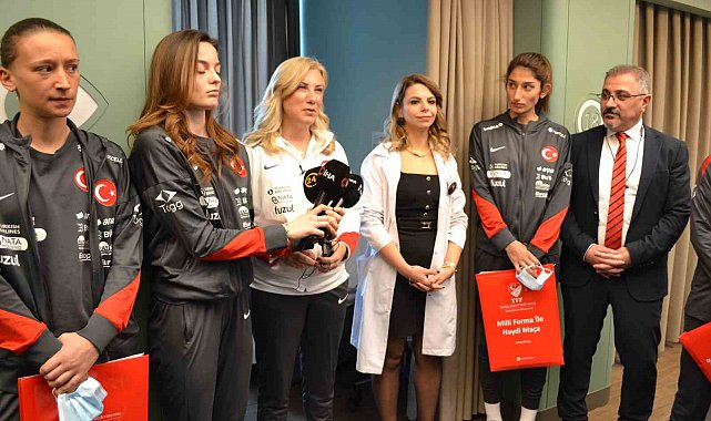 A Milli Kadın Futbol Takımı'ndan kanser hastalarına moral ziyareti