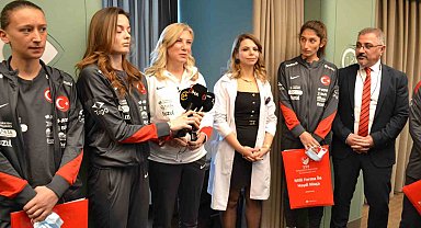 A Milli Kadın Futbol Takımı'ndan kanser hastalarına moral ziyareti