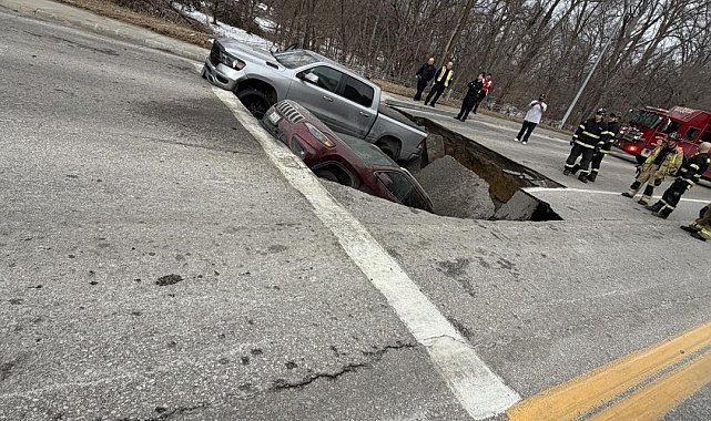 ABD'de iki araç, yolun aniden çökmesiyle çukura düştü