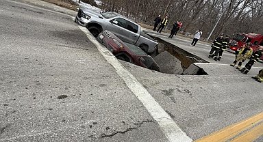 ABD'de iki araç, yolun aniden çökmesiyle çukura düştü