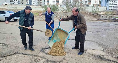 Adana'da belediyenin kapatmadığı çukurları vatandaş kapattı