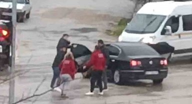 Adana'da bir kadının karıştığı sopalı kavga görüntülendi