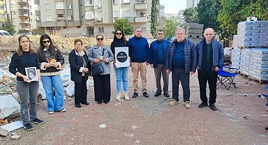 Adana'da depremde 96 kişinin hayatını kaybettiği apartmanın yerinde gözyaşlarına boğuldular