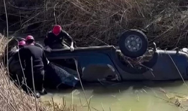 Adana'da dereye devrilen kamyonetin sürücüsü hayatını kaybetti
