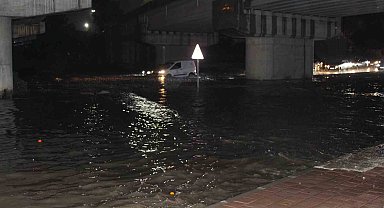 Adana'da gece bastıran sağanak yağış yolları göle çevirdi