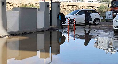 Adana'da iğrenç manzara: Lağımlar sokağa taşıyor, çocuklar üzerinden atlamak zorunda kalıyor