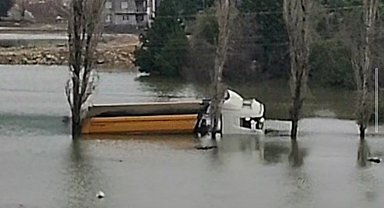 Adana'da köyü su bastı: Yollar kapandı, bir kamyon suya gömüldü