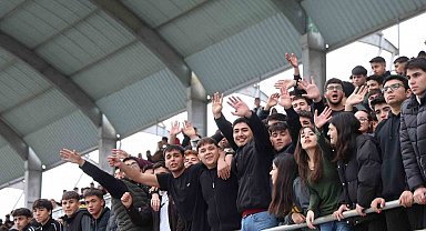 Adana'da liseli gençlerin maç heyecanı çıkan kavgayla yarıda kaldı