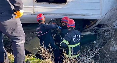 Adana'da öğrenci servisi şarampole devrildi: 2'si ağır 9 yaralı