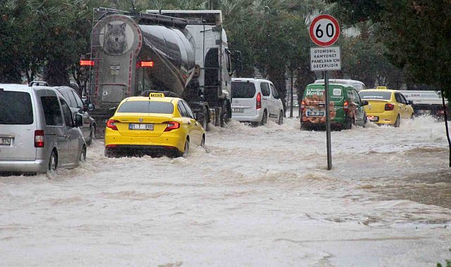 Adana'da sağanak yağışta yollar göle döndü
